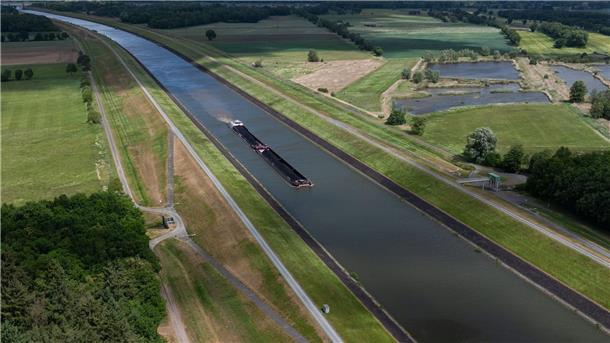 Immer geradeaus: Gemächlich schippert das Schiff „Niedersachsen 2“ über den Seitenkanal des Flusses Elbe.