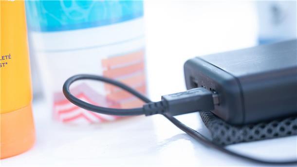 Immer mehr Fluglinien überprüfen ihre Richtlinien für den Transport von Lithium-Batterien. (Symbolbild)