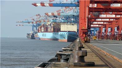 Keine Angst vor Drogenbossen? Der Mann, der die Schmuggler in Bremerhaven narrte Containerbrücken und Schiffe.