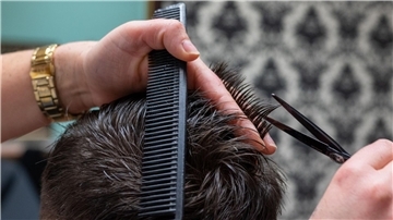 Immer mehr Männer wollen das Friseurhandwerk lernen.
