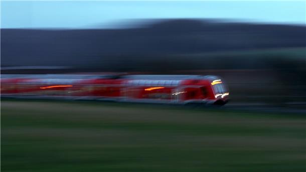 Immer mehr Menschen in Deutschland pendeln zur Arbeit. Das zeigt eine neue Statistik. Welche Verkehrsmittel dafür genutzt werden, geht daraus nicht hervor.