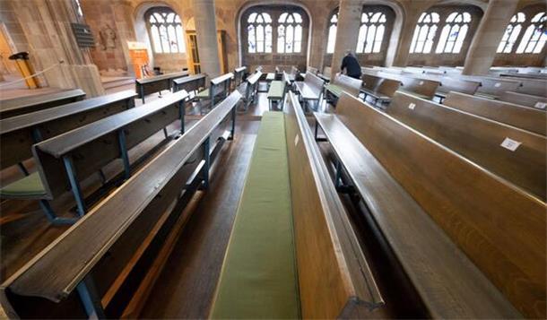 Kurze Vornamen sind bei Jungen und Mädchen der Hit Kirchenaustritte leere Kirche