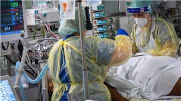 Ein Patient wird auf der Covid-19-Intensivstation des Klinikum „Rechts der Isar“ von Fachkräften medizinisch betreut.