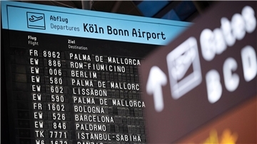 Immer weniger Deutsche wählen für Inlandsreisen die Bahn anstatt zu fliegen, zeigt ein Bericht der Flugsicherungsorganisation Eurocontrol.