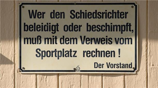 Todesdrohung gegen 12 Jahre alten Referee? Verband ermittelt Immer wieder gibt es Beleidigungen gegen Schiedsrichter.
