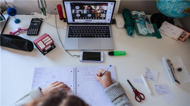 Immer wieder kommt es vor, dass die Klassen-Videokonferenzen gestört werden – von Schülern oder jungen Erwachsenen, die im digitalen Klassenzimmer gar nichts zu suchen haben.