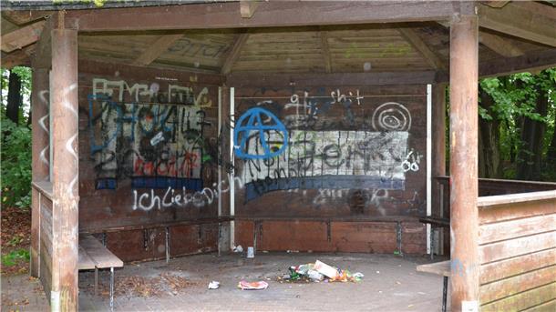 Lärm und Verschmutzungen im Bürgerpark ärgern nicht nur die Anwohner Immer wieder kommt es zu Verschmutzungen im und am Pavillon des Bremervörder Bürgerparks.