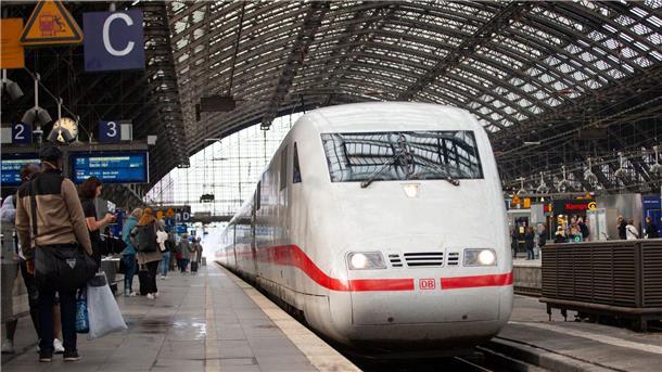 Immer wieder müssen Fahrgäste auf ihre Züge warten.