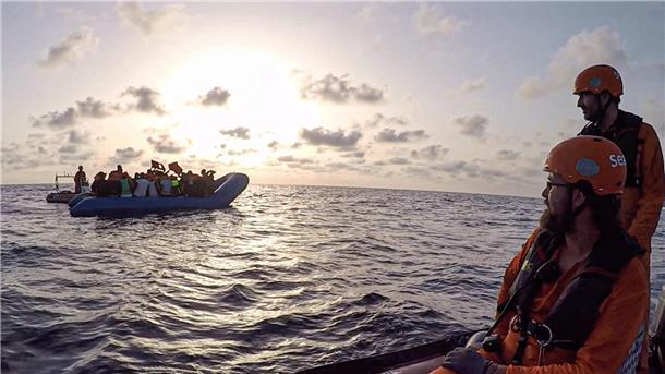 Immer wieder retten zivile Organisationen Flüchtlinge von überfüllten Schlauchbooten. (Archivbild)