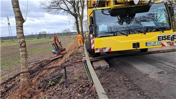 Immer wieder sind Schwerlastfahrzeuge wie dieser Autokran auf der Umleitung bei Uthlede im Fahrbahnrand steckengeblieben. Nun soll die K48 saniert werden.