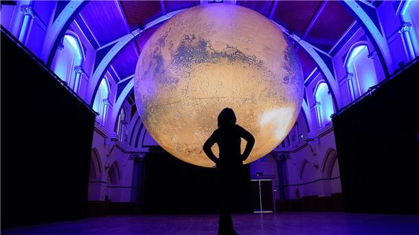 Science statt Fiction: Wie Mars-Fotos mit Mythen aufräumten Imposant, aber von der Größe nur ein Bruchteil des Originals: Die Installation „Mars“ mit sieben Meter Durchmesser wurde in Großbritannien ausgestellt (Archivfoto).