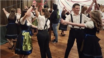 Tanzende Mitglieder der Landjugend