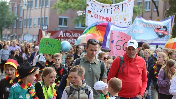Impressionen vom letzten Tag der Veranstaltung mit Defilee und Pokalübergabe: So toll waren die 55. Zevener Vier-Abend-Märsche.