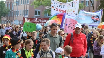 Impressionen vom letzten Tag der Veranstaltung mit Defilee und Pokalübergabe: So toll waren die 55. Zevener Vier-Abend-Märsche.