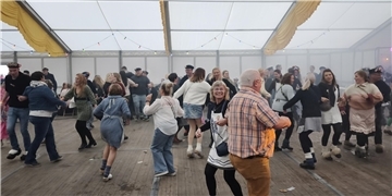 Impressionen vom Sonnabend Abend beim Neuenwalder Herbstmarkt am "Heidkamp" und im Festzelt. Die "Gaudifranken" sorgten bis in den frühen Morgen für beste Stimmung.