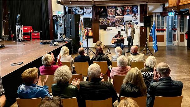 Improvisation ist alles. Kurzfristig waren als Redner Nils Siemen und für den musikalischen Rahmen Albert Mumme auf der Mahnwache eingesprungen.