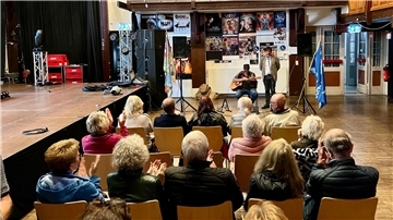 Improvisation ist alles. Kurzfristig waren als Redner Nils Siemen und für den musikalischen Rahmen Albert Mumme auf der Mahnwache eingesprungen.