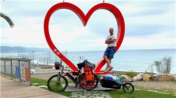 Dag-Uwe Maraun mit seinem Fahrrad samt Anhänger in Borghetto