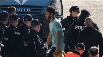In Albanien durchlaufen die Migranten in speziellen Lagern ein Asylverfahren nach italienischem Recht.