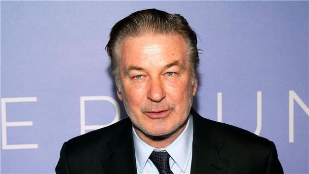 Hat Alec Baldwin bei „Rust“-Dreh doch abgedrückt? In Alec Baldwins Colt steckte eine echte Kugel. Noch immer ist unklar, wie die scharfe Munition an den Set gelangte.