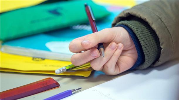 Zufriedenheit mit eigenen Schulen: Ein Ländervergleich In allen Bundesländern spielt die Bildungspolitik für die nächste Landtagswahl eine wichtige Rolle für die Befragten.