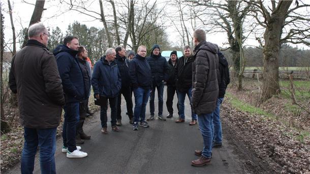 In allen Ortschaften der Gemeinde machten sich die Ausschussmitglieder ein Bild vom Zustand der Straßen und Wege.