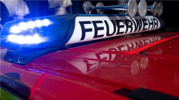 Gaswolke tritt nach Chemieunfall aus - Vier Verletzte In Aschaffenburg und der Gemeinde Mainaschaff läuft ein großer Feuerwehreinsatz, nachdem bei einem Störfall in einem Betrieb eine Gaswolke freigesetzt worden ist. (Symbolbild).