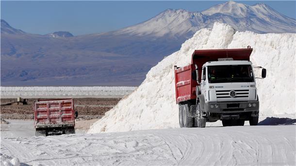 Lithium aus Chile, Gas aus Russland: Die Abhängigkeit vom Ausland Lastwagen fahren durch den Salar de Atacama in Chile.