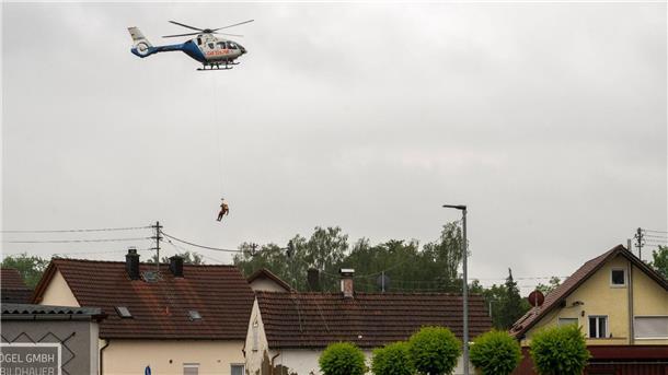 In Babenhausen wird ein Wasserretter aus einem Polizeihubschrauber abgeseilt.