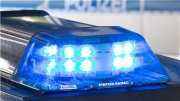 Ein Blaulicht leuchtet auf dem Dach eines Polizeiwagens.