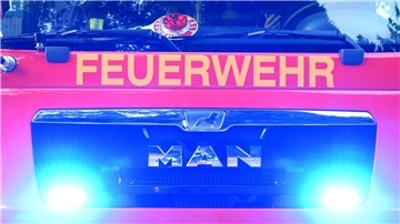 In Bad Bentheim schläft eine Frau beim Kochen ein - schließlich brennt der Dachstuhl, der Schaden ist sechsstellig. (Symbolbild)