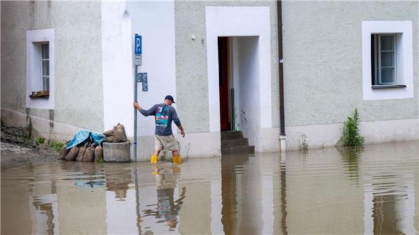 Hochwasser fließt langsam ab - Lage bleibt angespannt In Bayern herrscht nach heftigen Regenfällen vielerorts weiter Land unter.