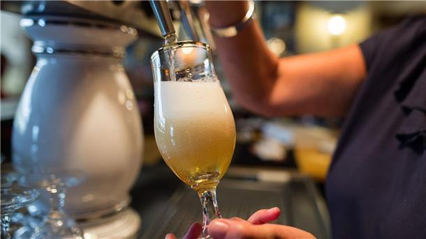 In Begleitung ist ein Bier schon für 14-Jährige erhältlich. (Symbolfoto)