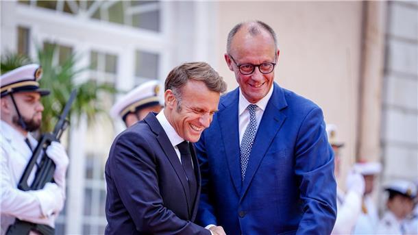 Wieder Krise in Paris: Diese Folgen hat der Regierungssturz In Berlin werden keine unmittelbaren Auswirkungen der innenpolitischen Krise auf die Zusammenarbeit erwartet. (Archivbild)