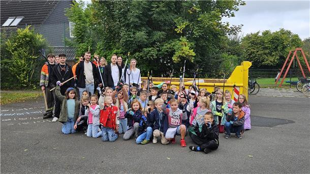 Bild von Kindern der Grundschule Blexen beim Müllsammeln