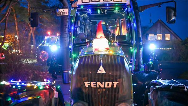 Ein Traktor steht in Bokel - bereit für eine Lichterfahrt.