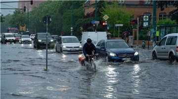 In Brandenburg gab es überschwemmte Straßen, vollgelaufene Keller und abgebrochene Äste - das Unwetter verlief allerdings glimpflich.