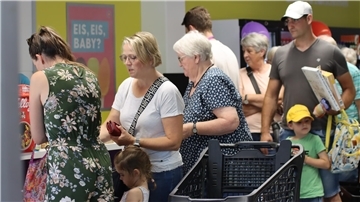 In Breddorf gibt es seit Donnerstag einen Tante-Enso-Minisupermarkt. Viele Menschen nutzen den Eröffnungstag, um sich im neuen Tante Enso umzuschauen und um dort einzukaufen.