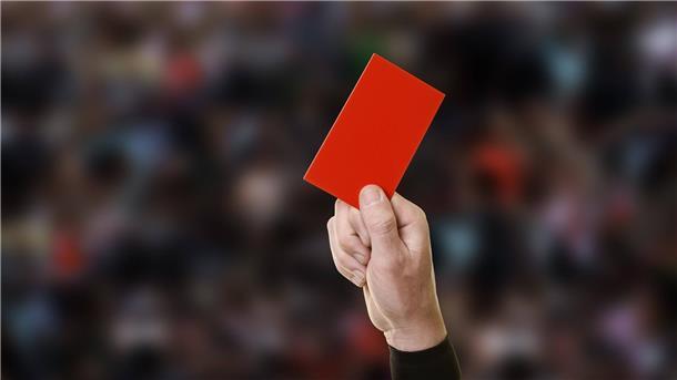 Mit Prellungen ins Krankenhaus: Erneuter Angriff gegen Schiedsrichter In Bremen gab es am Wochenende einen Angriff auf einen Amateurfußball-Schiedsrichter.