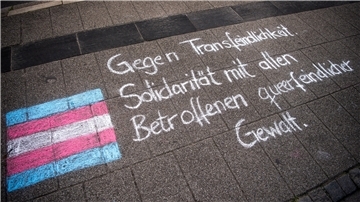 In Bremen sorgte der Angriff auf eine Transfrau für großes Entsetzen. Hier wurde eine Botschaft an einer Straßenbahnhaltestelle hinterlassen.