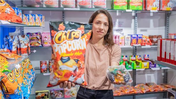 In Bremerhaven gibt es Naschereien zu kaufen, die den Gaumen herausfordern. Testerin Leoni mit scharfem Popcorn und flüssigen Früchten. 