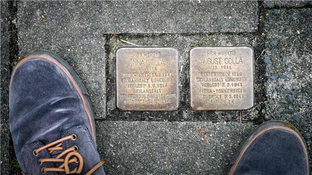 In Bremerhaven gibt es sie schon: Stolpersteine zum Gedenken an Opfer des Nationalsozialismus an der Spadener Straße. Foto Scheschonka