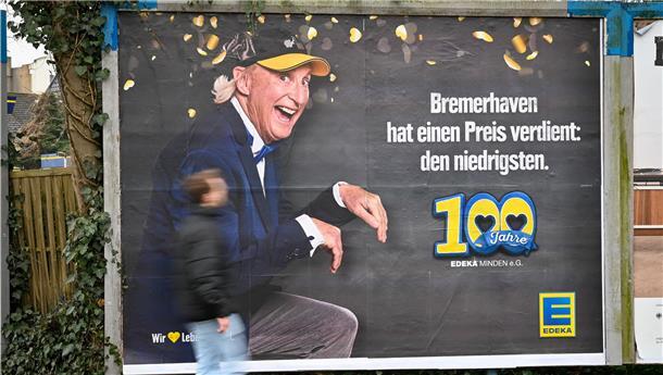 In Bremerhaven hängt die umstrittene Edeka-Werbung in der Stresemann-/Ecke Friedhofstraße.