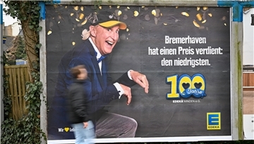 In Bremerhaven hängt die umstrittene Edeka-Werbung in der Stresemann-/Ecke Friedhofstraße.