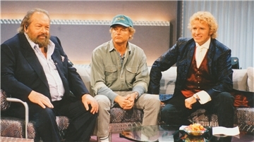 In Bremerhaven hatte Thomas Gottschalk unter anderem Bud Spencer und Terrence Hill zu Gast. Heute wird eine Neuauflage der Kultshow „Wetten, dass..?“ gezeigt.