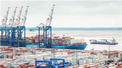 In Bremerhaven ist auch APM Terminals, ein Unternehmen von Maersk, vertreten. (Archivbild) 