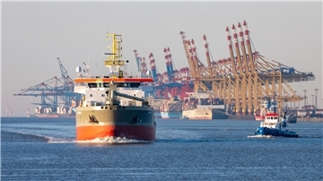 Schiff vor dem Containerterminal. 