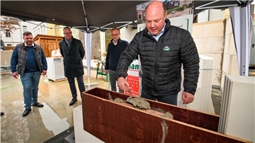 In Bremerhaven-Lehe wurde der Grundstein für 14 neue Wohnungen gelegt. GWF-Geschäftsführer Olaf Klinge (rechts) setzt dafür symbolisch die ersten Steine für ein Wohn- und Geschäftshaus an der Fritz-Reuter-Straße. In gebührendem Corona-Abstand gucken zu (von links): Peter Weber, Inhaber der Baufirma Weber-Geitmann, Heinz-Otto von Bebern, als Vorsitzender des Mietervereins Bauherr, und der GWF-Aufsichtsratsvorsitzende Jens Mahnken.