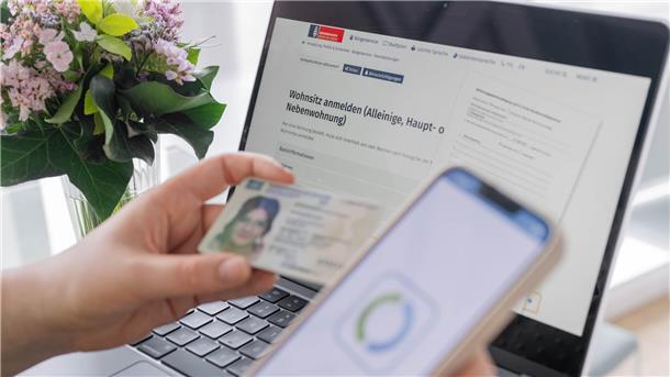 Wohnsitzanmeldungen jetzt auch für Familien online möglich In Bremerhaven muss man jetzt nicht mehr ins Bürgerbüro, um seinen Wohnsitz anzumelden. Die Stadt bietet ab sofort einen Online-Service an.