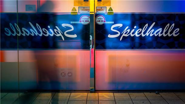 Interview: Ist Glücksspiel in Bremerhaven ein Geschäft mit der Armut?